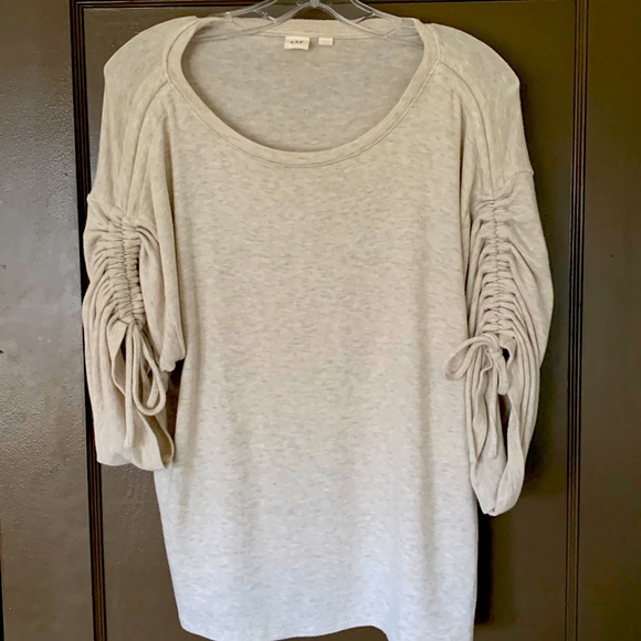 Women’s gap tee with ruched arms size medium - Picture 1 of 4
